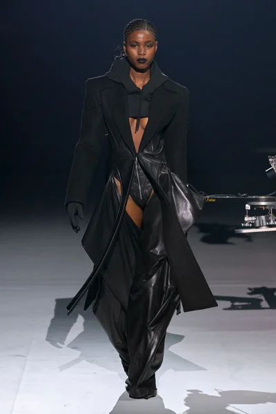 Look 16
